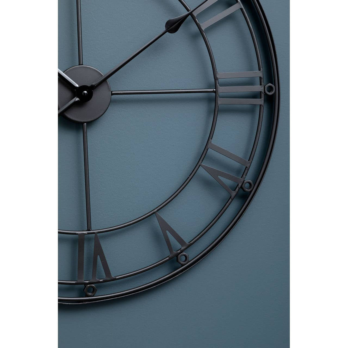 Maroven 59cm Dia Matt Black Metal Wall Clock – in a room setting