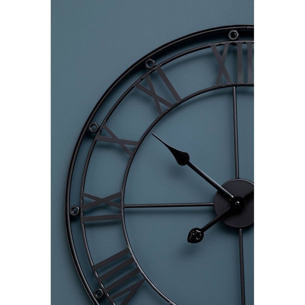 Maroven 59cm Dia Matt Black Metal Wall Clock – in a room setting